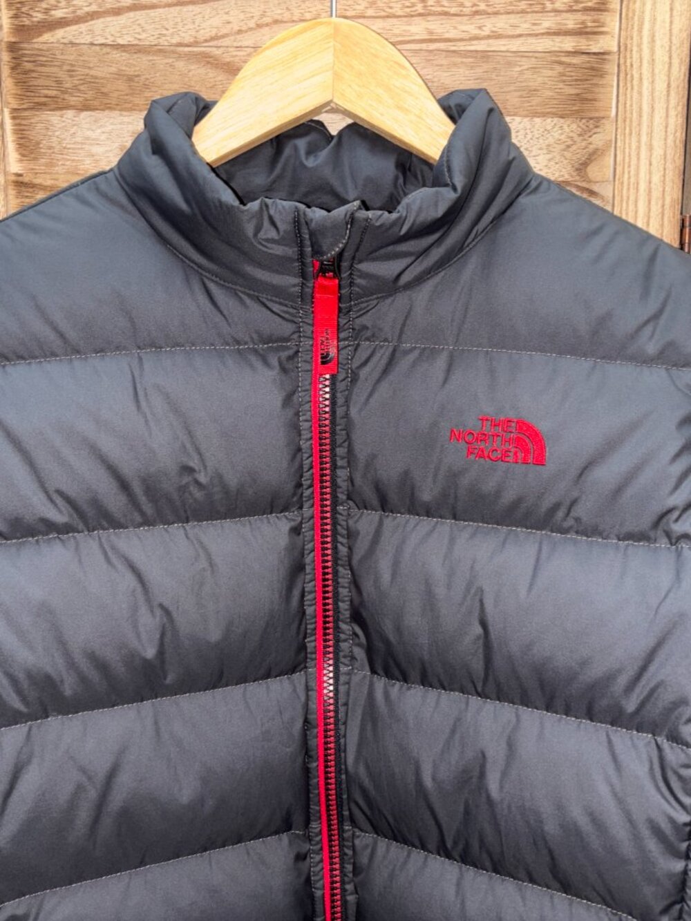 The North Face Youth 550 Down Puffer Jacket – Charcoal Gray & Red - Picture 2 of 8